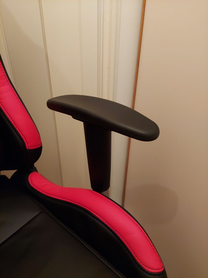 Fotel gamingowy czerwono-czarny