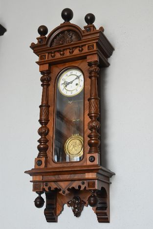 Ładnie rzeźbiony zegar wiszący Gustav Becker
