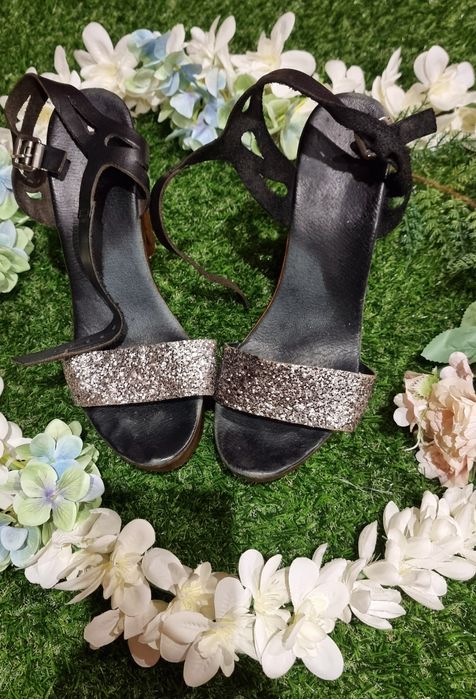 Sandália Prateada com Salto Prateada e Preto