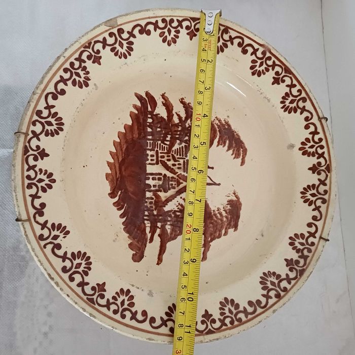 Pratos de faiança com 29.5 cm e 31.5 cm