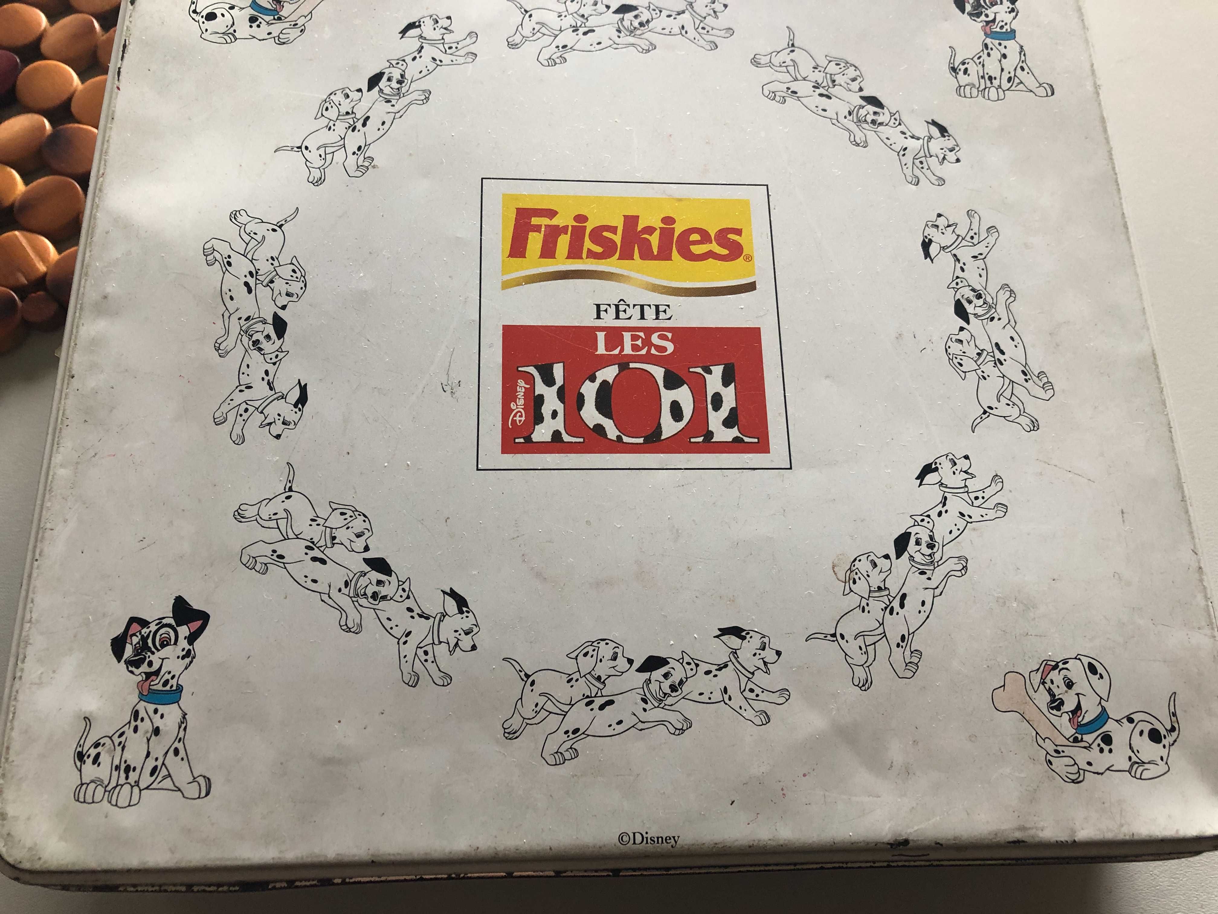 Latas e caixas todas muito antigas