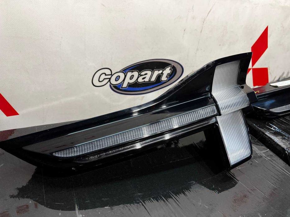 ліхтар в кришку багажника правий Ford Mustang Mach-E