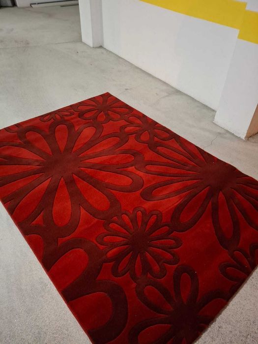 Tapete com motivo floral vermelho