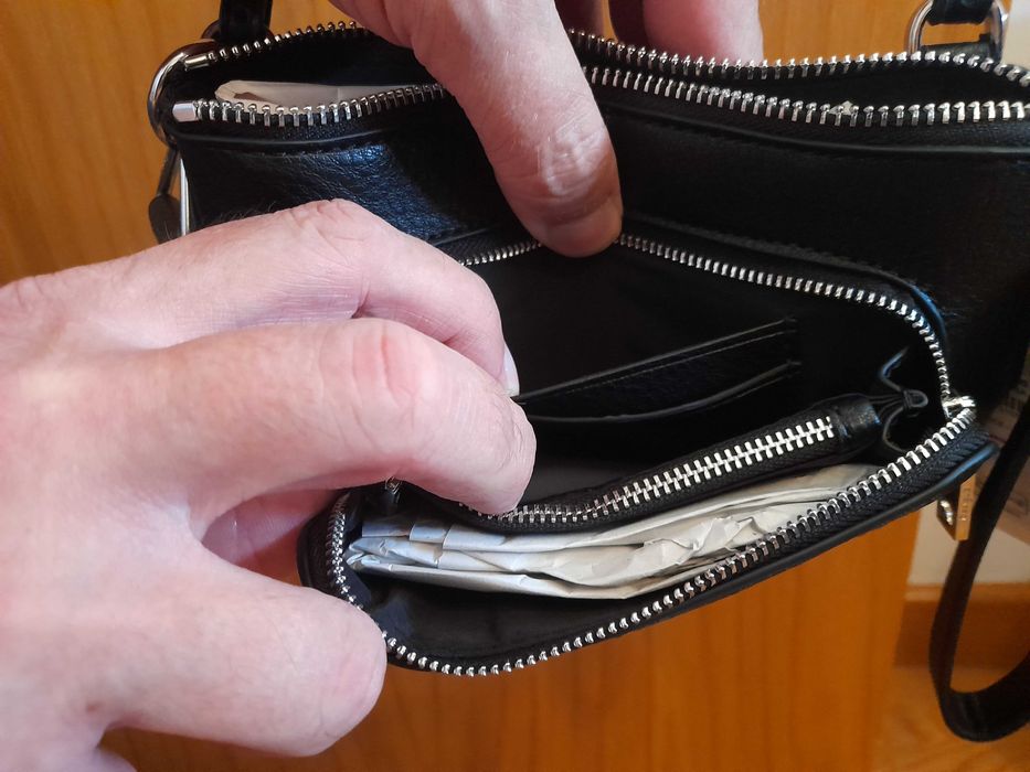 Bolsinha preta, a tiracolo, multiusos, marca Desigual