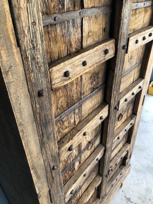 Zjawiskowa zabytkowa stara recznie rzezbiona ogromna szafa