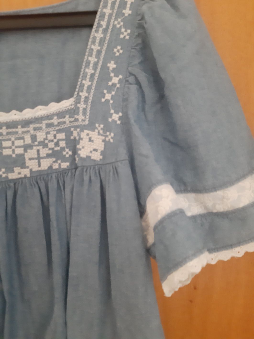 Vestido em ganga com decote quadrado