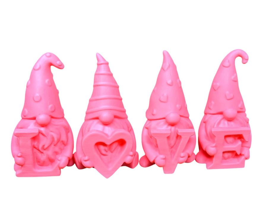 Figurki uroczych gnomów trzymających napis "LOVE", 4 sztuki, druk 3D