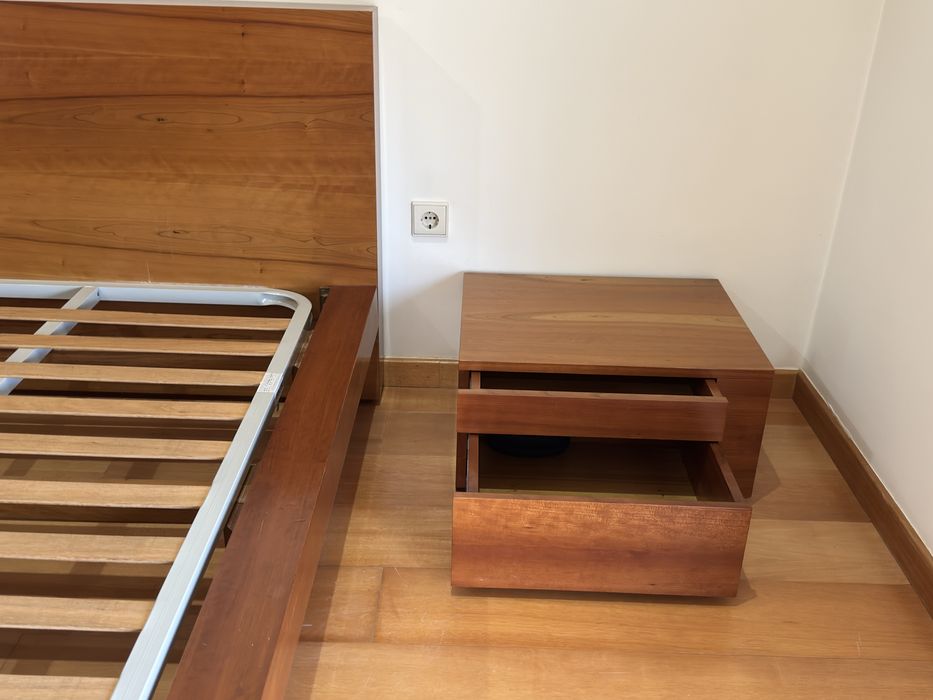 Mobília completa de quarto em madeira maciça