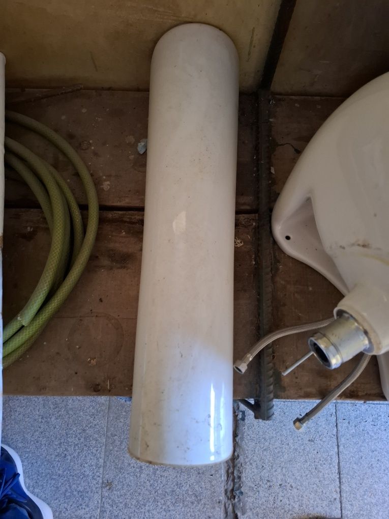 Lavatorio casa de banho com coluna e torneira