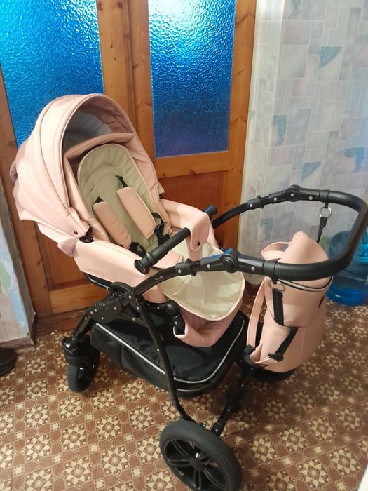 Продам универсальную коляску 2 в 1,экокожа