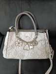 Bolsas Guess e Adolfo Dominguez