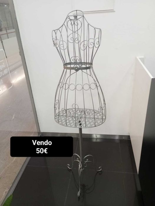 Manequins de homem e mulher, em bom estado.