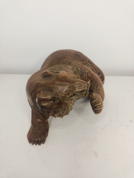 Drewniana rzeźba niedźwiedzia