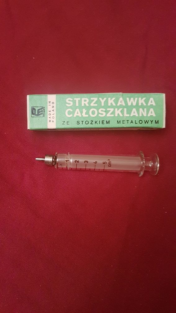 Strzykawki całoszklane i igły injekcyjne pozostałośći magazynowe