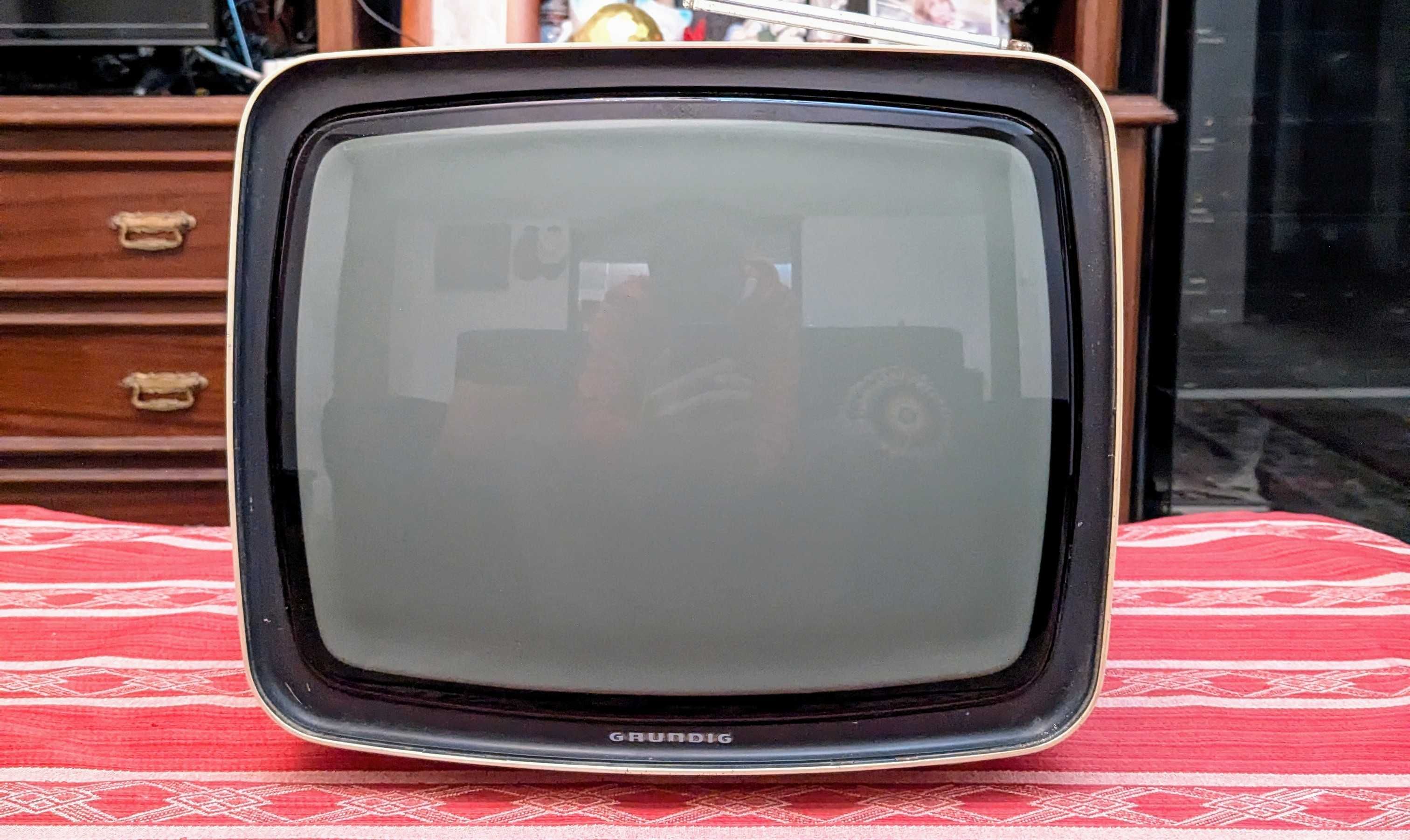 Televisão Vintage Grundig Triumph 1216 Branca - Raro e Colecionador
