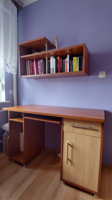 Biurko z półką wiszącą