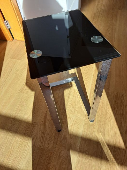 Mesa de vidro preto e pés inox