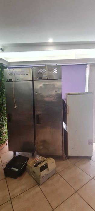 duas geladeiras grandes e um freezer pequeno para venda