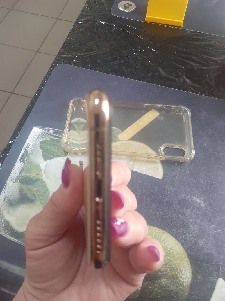 Продам IPHONE xs