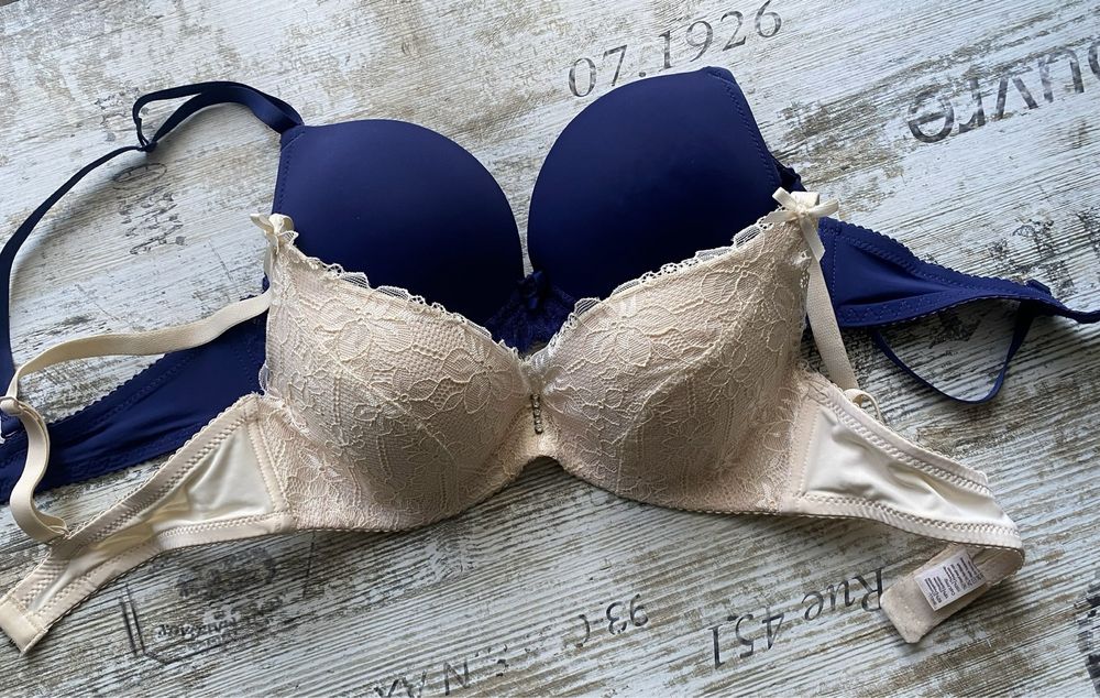 Бюстгальтери.