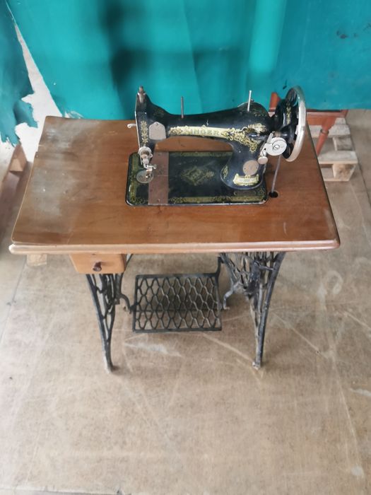 Máquina de costura SINGER muito antiga