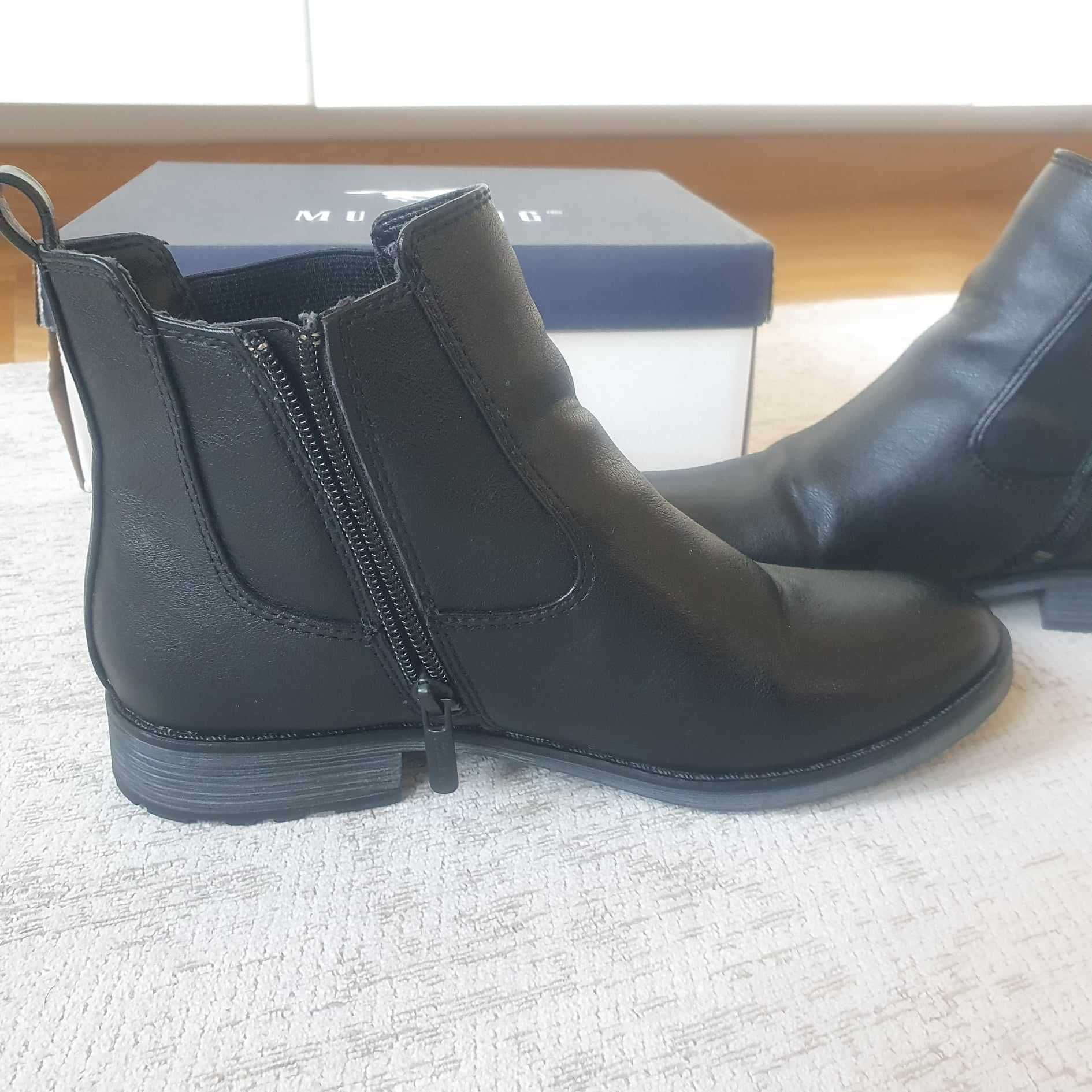 Czarne botki zimowe Mustang