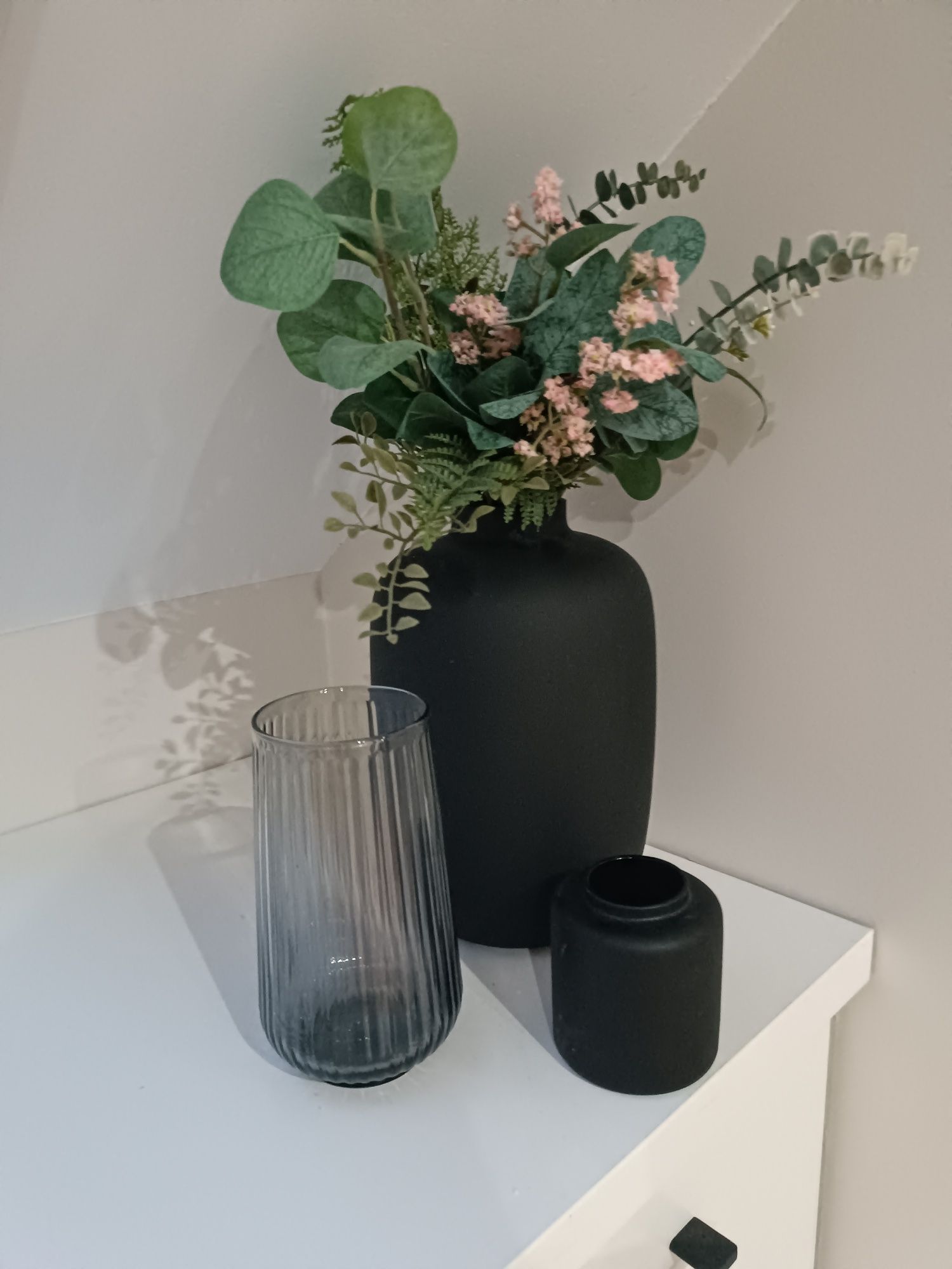 Zestaw 3 wazonów z kwiatami