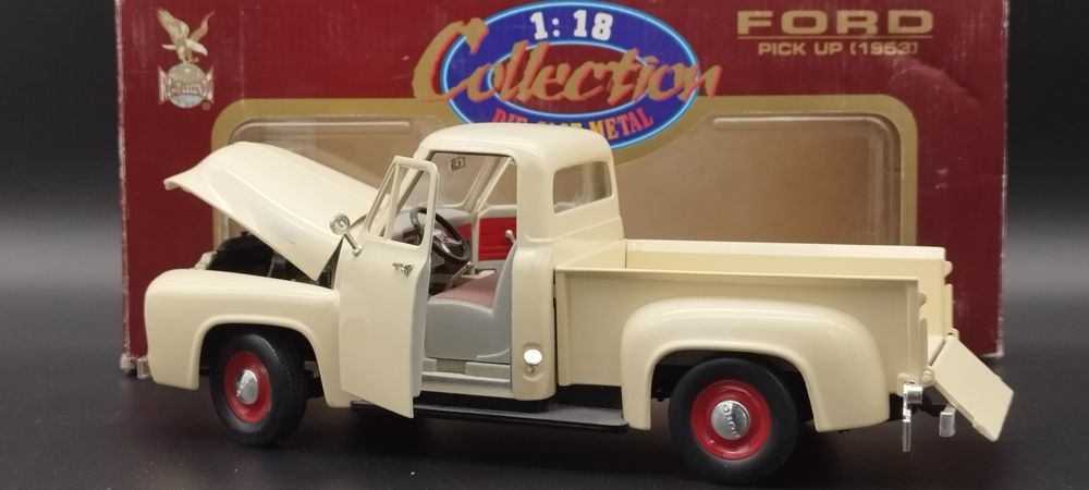 1:18 Road Legends  Ford Pick Up 1953 Colonial White model