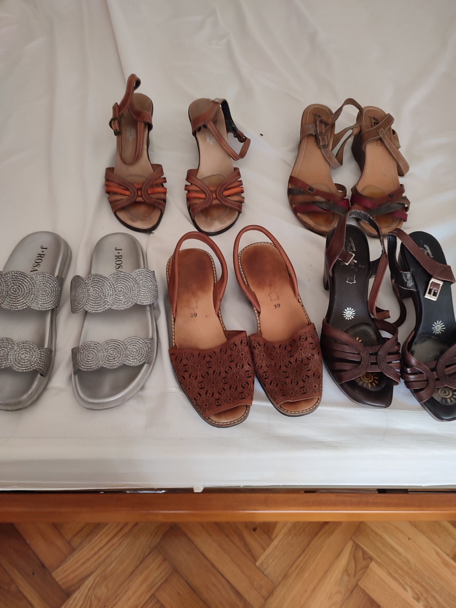 5 pares de sandálias
