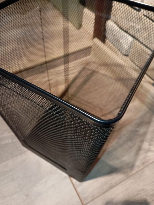 Czarny metalowy, siatkowy kosz na śmieci DRÖNJÖNS z IKEA 35cm