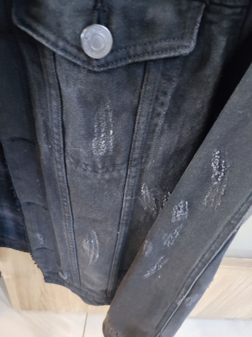 Czarna kurtka jeansowa
