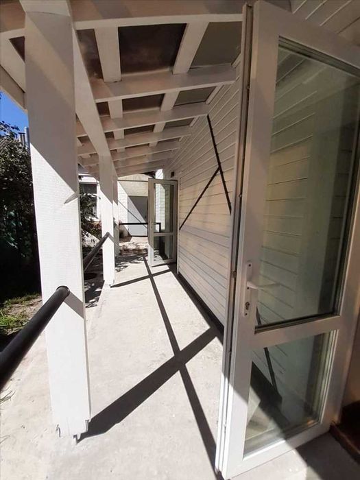 Приватний будинок біля березового скверу