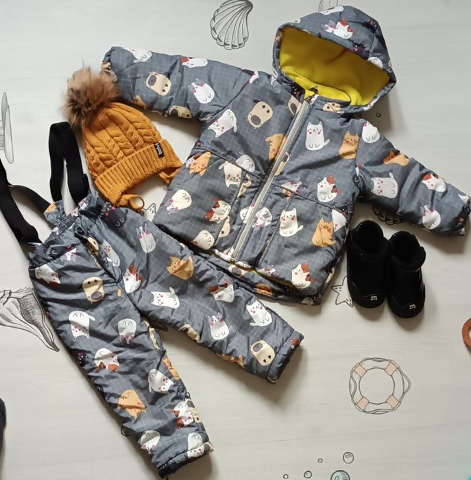 Продам дитячий зимовий комбінезон з чоботами,шапка в подарунок