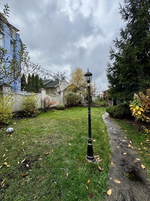 Будинок 300 кв.м. З усіма Комунікаціями та Гарною Ділянкою