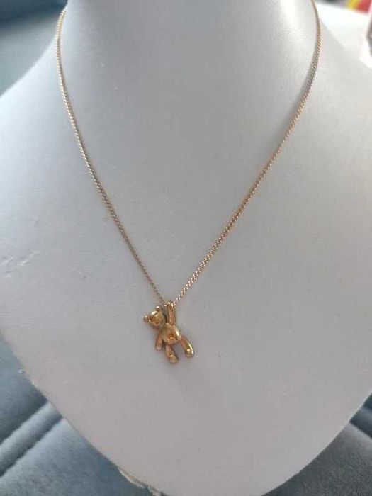 nowy naszyjnik w kolorze złota z zawieszką przedstawiającą misia