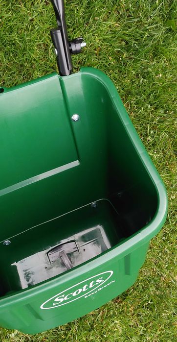 Wynajem walec ogrodowy AL-KO wraz z rozsiewaczem siewnikiem Scotts