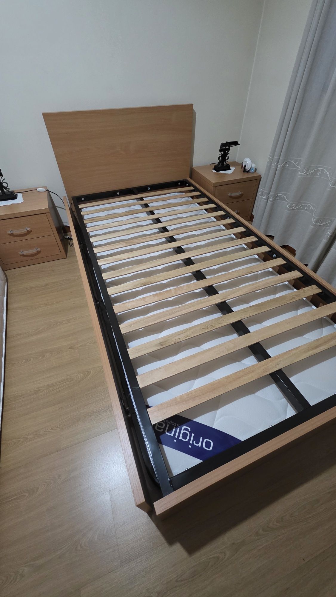 Cama de Solteiro com 2 Estrados + Mesas de Cabeceira