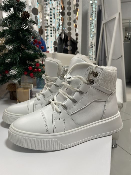 Черевики, кеди, кросівки зима