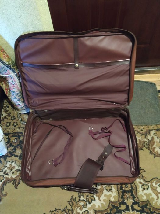Продам отличный чемодан