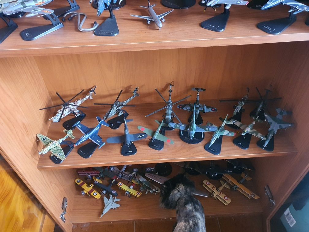 Vendo móvel com coleção de aviões e helicópteros de guerra