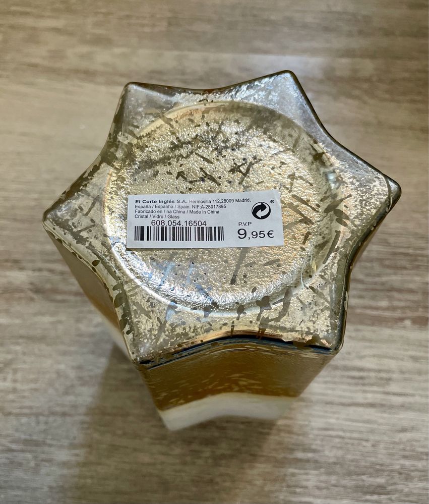 Jarra branca e dourada de formato estrela
