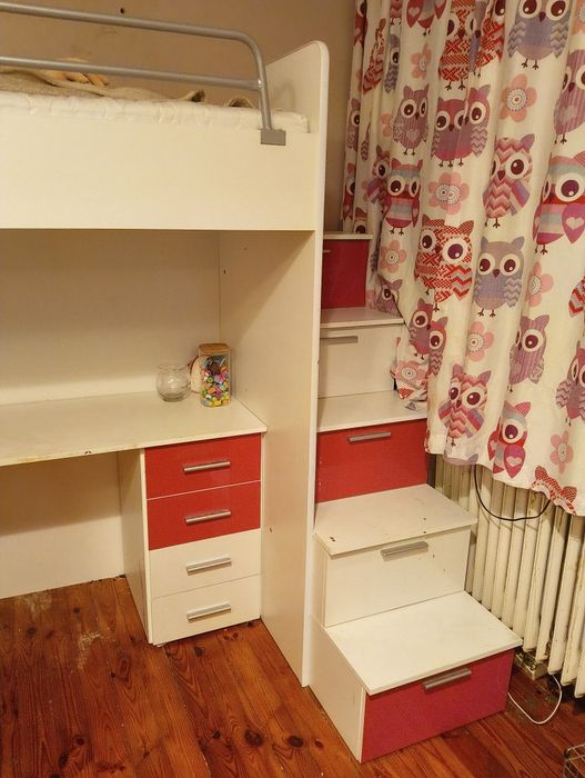 Łóżko piętrowe, biurko, szafa różowe i czarne