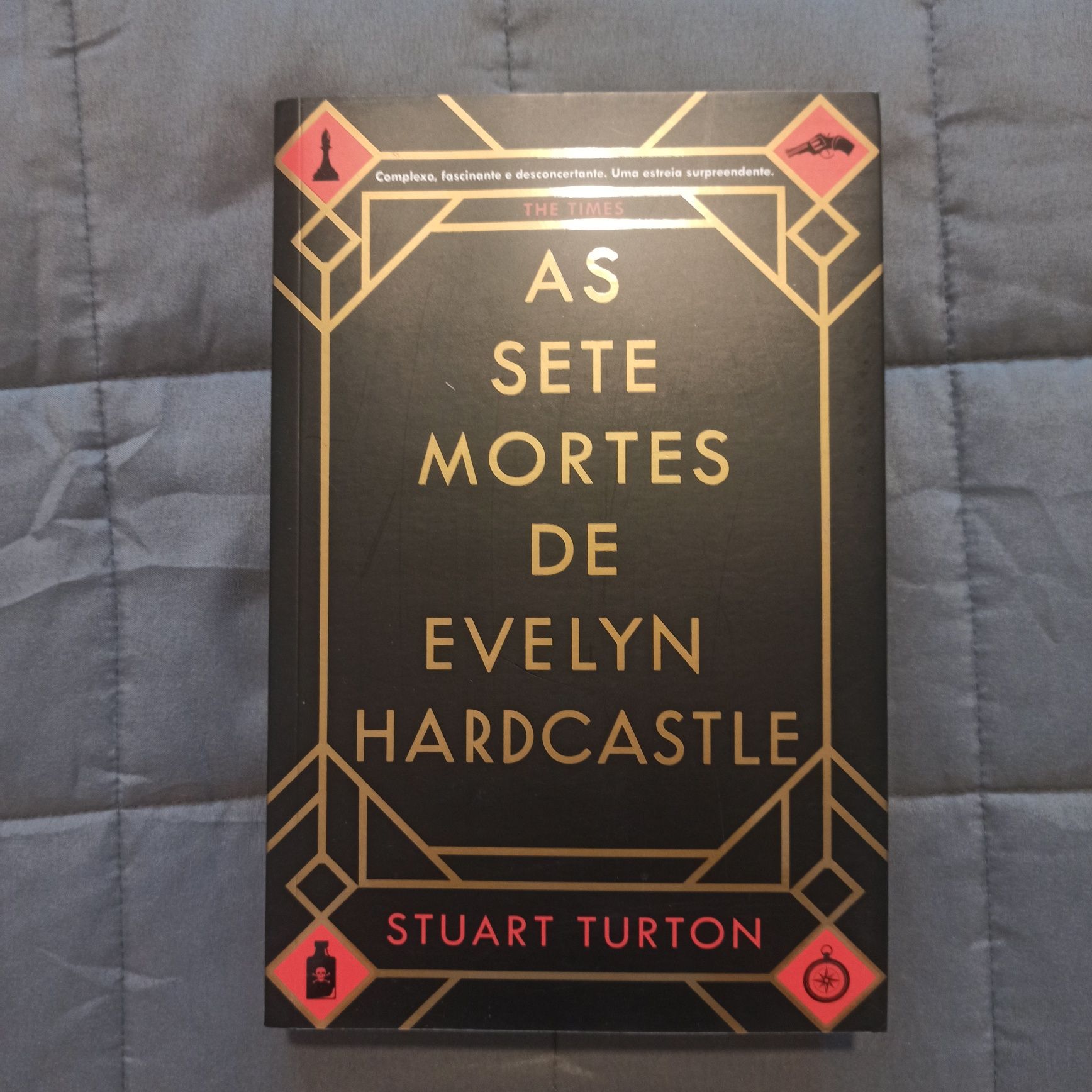 Livro "As sete mortes de Evelyn Hardcastle" de Stuart Turton