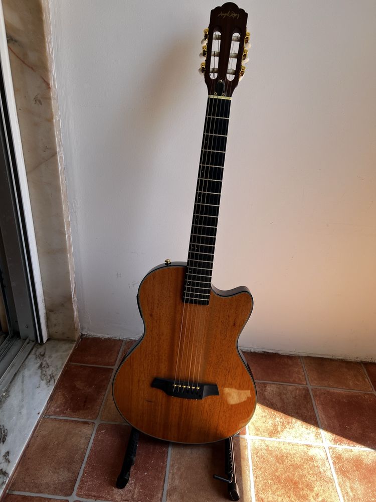 Guitarra nova com pouco uso, captador melhor do que o original