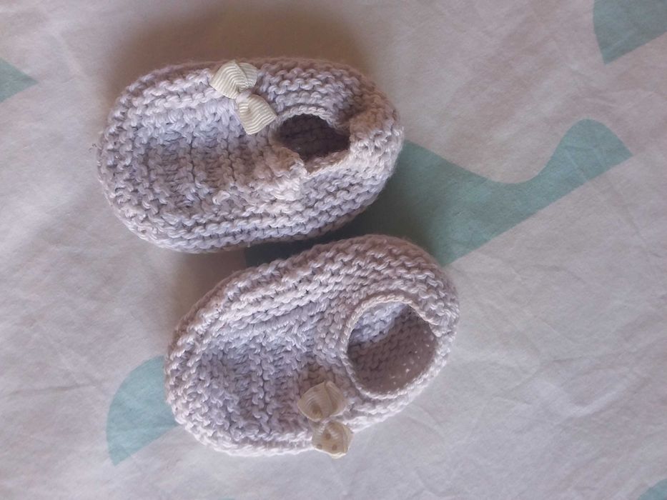 Pantufas crochê, cor cinza, com lacinhos
