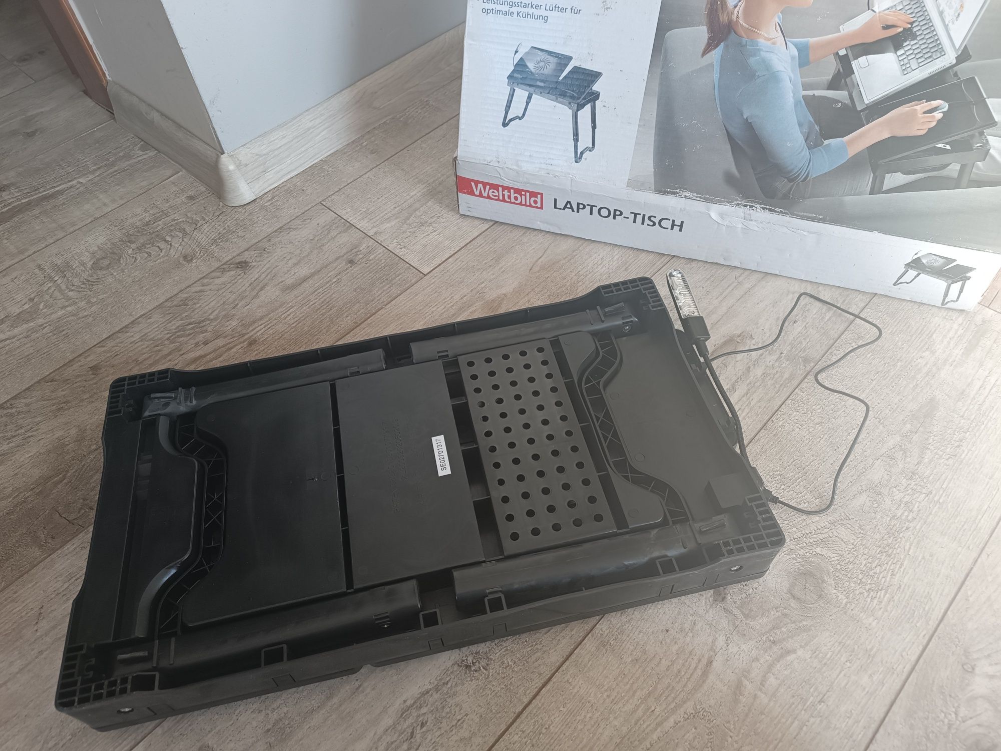 Stolik pod laptopa w bdb stanie, jak nowy
