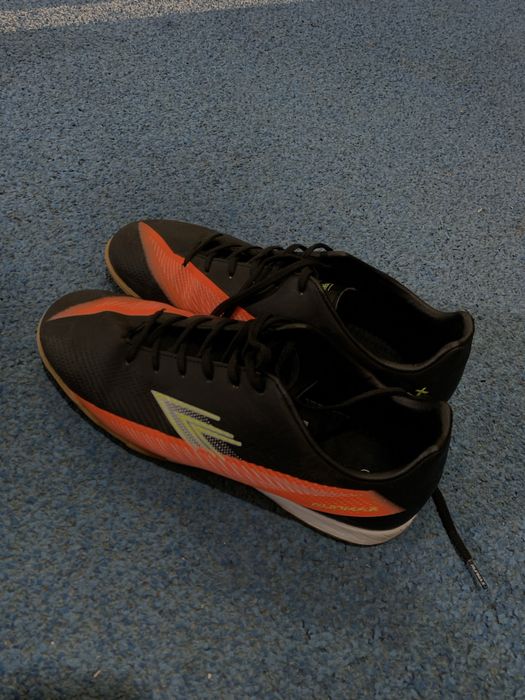 Продам футзалки нові