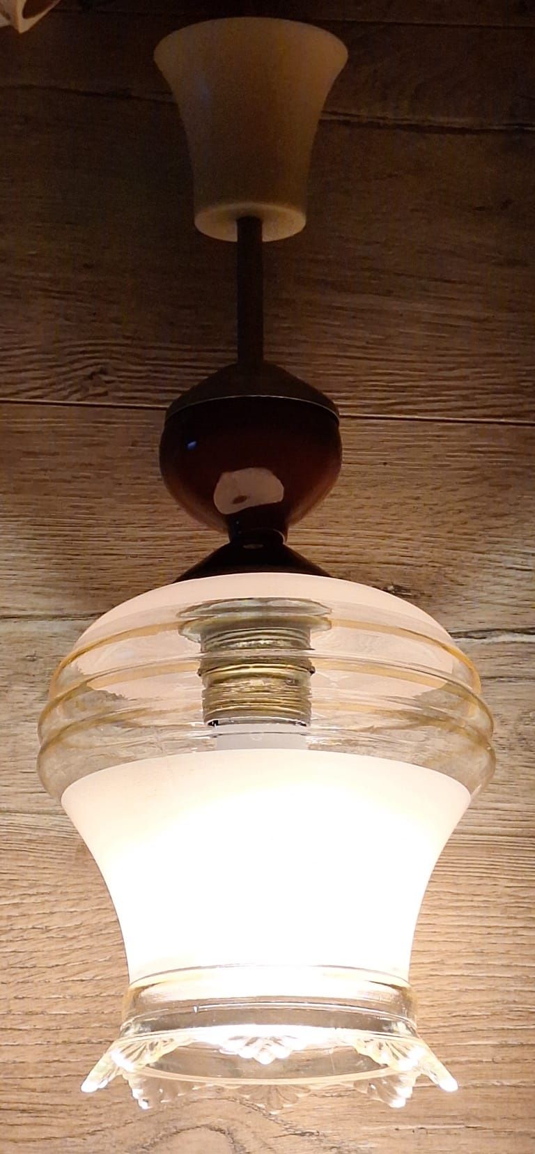 Lampa wisząca z okresu PRL-u