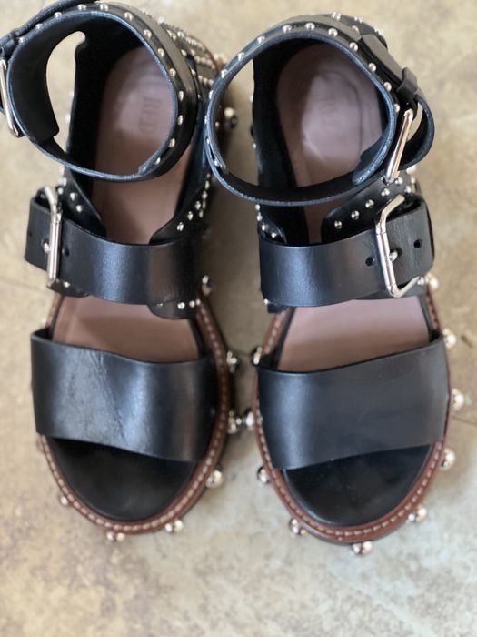 Czarne sandałki Red Valentino w rozmiarze 36