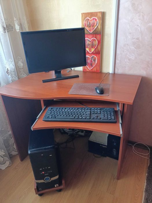 Комп'ютерний стіл